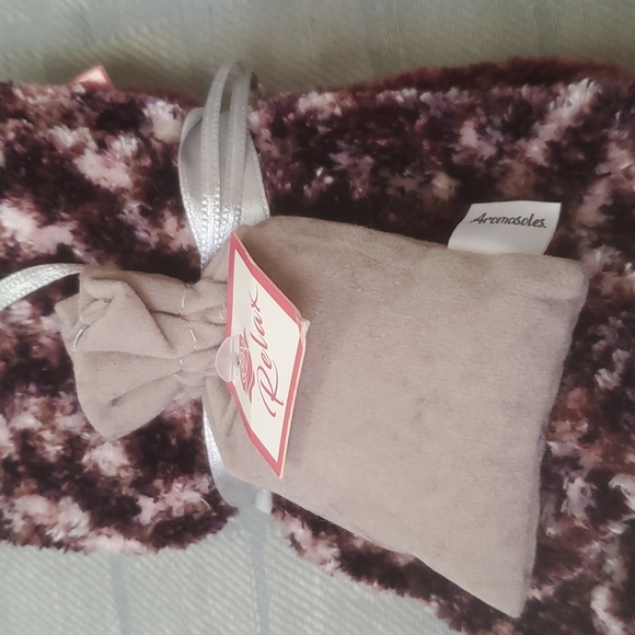 Aromasoles  Rose &Shea  Infused  Velvet Socks - Picture 4 of 7